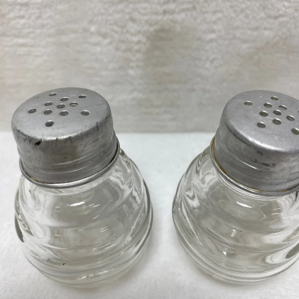 VTG Beehive Ribbed Salt & Pepper Shakers Aluminum Tops Art Deco Farmhouse Boho‎